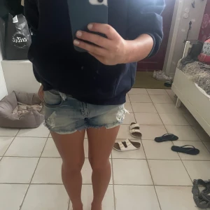 Shorts - SUPER snygga jeansshorts med låg midja, säljer endast för att ja har flera liknande!❤️ 400kr+frakt❤️paketpris ifall du köper fler saker samtidigt!!