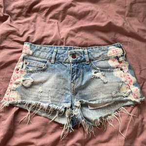 Jeans shorts -  Fina jeans shorts som jag köpte på Vinted för ett tag sen. De passade tyvärr inte så därför Säljer jag dem. Shortsen är från Gina Tricot och tror att det är en gammal modell❤️❤️🤗