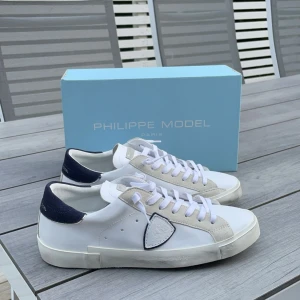 Philippe modell prxs  - Philippe modell prxs white/navy. Helt oanvända då de ej passade. Pris går ej att diskutera.