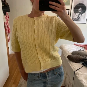 GUL KOFTA - Så söt gul stickad kofta i storlek XL men skulle säga att den sitter som en M😊