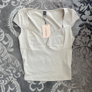 Toppar  - Topp från Shein i beige. Den va lite stor på mig därför jag säljer. Inte använd som ni ser är lappen kvar. Klicka helst på ”köp”.💓
