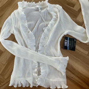 Sommarkofta från nelly - Tight ribbad kofta från Nelly som ger jättefin siluett. Tunn och skön så perfekt till sommaren! Helt oanvänd och i nyskick🤩Rensar kläder så kolla profilen för fler sommarfynd! ☀️💕