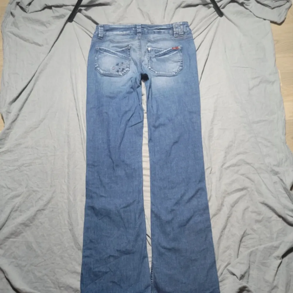 Storlek 38/M men skulle också passa S/36🩷 Midja: 77 Innerben: 80  . Jeans & Byxor.