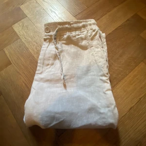Linnebyxor - Säljer ett par goa linnebyxor från AKRYL. Jättefin kvalite och knappt använd. Cond: 9/10!!