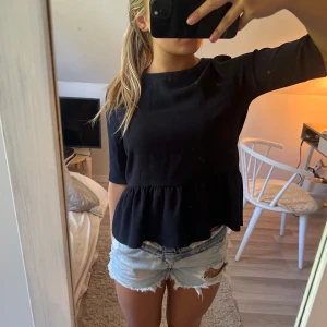 Peplum topp - Så snygg trekvart ärmad T-shirt med volang💕🌸