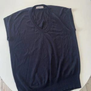 Blus/kofta - Hope blus/kofta i storlek i fä gen blå. Knappt använt och passar perfekt till sommaren. 