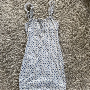 Blå blommig klänning💙 - Detta är en fin klänning med blåa blommor, perfekt till sommaren💙
