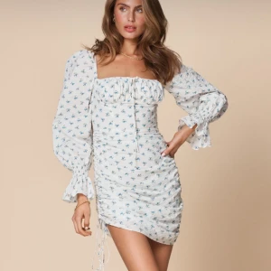 Adoore Capri dress - Säljer min vita klänning med blåa blommor ifrån Adoore i storlek 34🤍