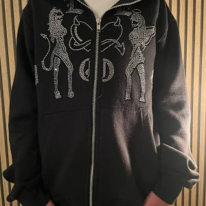 Rhinestone fullzip  - En fett rhinestone hoddie i storleken s. En rigtigt fett hoddie som sitter väldigt bra. Nypris 1000 vårt pris 349 så passa på