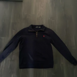 Blå Ralph lauren halfzip  - Det här är en mörkblå Ralph lauren halfzip som var köpt från zalando🥂 Jag har använt den fyra gånger ungefär och den passar såväl XS som S🌟 Jag köpte den för 1599 men säljer den betydligt mycket billigare även fast den är i nyskick🔥