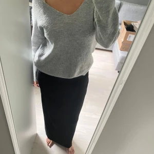 Grå stickad tröja - En grå stickad tröja från Pieces. Skön i materialet och perfekt för lite svalare sommarkvällar. Skriv för fler frågor!