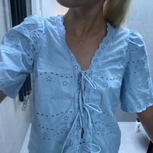 Blus - Jättesöt ljusblå blus från vero moda💕