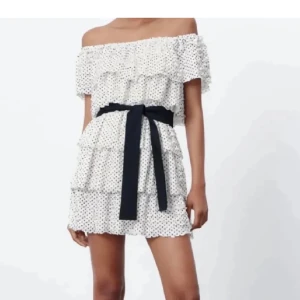 Prickig klänning  - Säljer den här jätte fina populära klänningen från zara. Jag har svarta bandet! Lånade bilder! Väldigt liten i storleken. Det är storlek L men passar S. Går och reglera bra med bandet med💕🌸