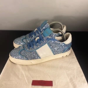 Valentino Flycrew Skor - Hej! Säljer nu dessa Valentino Flycrews, storlek 40, skicket bedömer vi är bra finns några små fläckar och en nit saknas, tveka inte på att höra av er vid frågor kring skorna! 