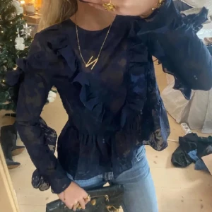 Eftertraktad hm blus  - Intressekoll på denna eftertraktade hm blus i storlek M, sitter som S🩷Perfekt året runt beroende på hur du stylar den🌸