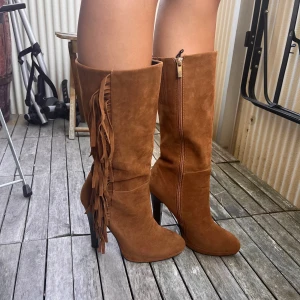 Boots - Väldigt väl bevarade bruna snygga boots med fransar. Köpta i Italien, men tyvärr en storlek för små för mig.  Står storlek 38, men anser att de är 37/37,5