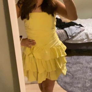 Gul klänning  - Aldrig använd bara testad💕 Pris går att tiskutera 