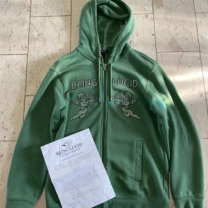 Rhinestone Zip Hoodie - En Rhinestone Zip Hoodie från Rhinestone hoodie från Blinglucid i storlek M🔥 Knappt använd och i en unik färg till sommaren! Kontakta vid minsta fråga🔔