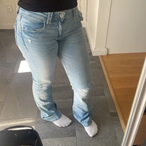 Ljusblåa jeans - Jättefina low waist jeans från Gina som är i jätte bra skick och knappt andvända💓