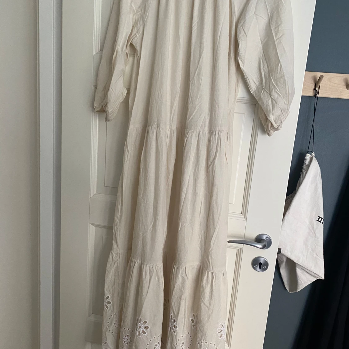 Långklänning broderie anglais