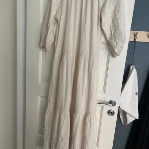 Långklänning broderie anglais  - Klänning i nyskick! Köparen står för frakt. 