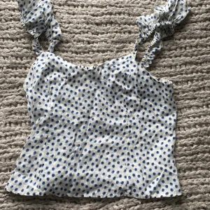 Topp från hm!!💗 - Säljer denna fina topp från hm. Den är helt oanvänd med prislappen kvar! Säljer då den är för stor för mig och har bara hängt i garderoben. Nypris är 199 och säljer för 150! Priset går att diskuteras.💖