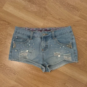 Jeans shorts - Jätte söta jeans shorts som är köpta här på Plick💕 bra skick