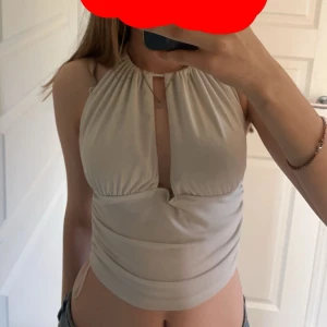 Vit topp - Få gånger använd vit topp från Gina tricot i storlek S🥰