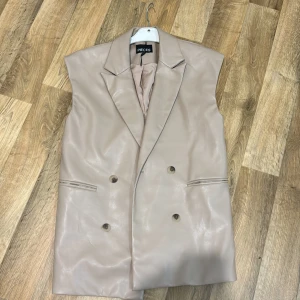 Beige skinn väst  - Beige skinn väst i st M 