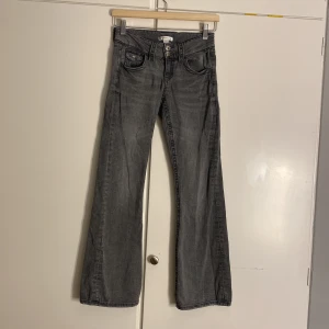 Gråa jeans från gina - Jätte snygga jeans från Gina i storlek 152! Dom är använda men är i jätte bra skick, normala i storlek.