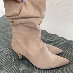 Stövel med låg klack  - Superfin sko i storlek 42.  ”True to size” om man brukar ha storlek 42 i skor. Tyvärr bara använd ett fåtal gånger pga inte perfekt passform för min fot.  Köpte för 1600kr, säljer för 500kr. Du står för frakt!  Skriv gärna om ni har övriga frågor. 