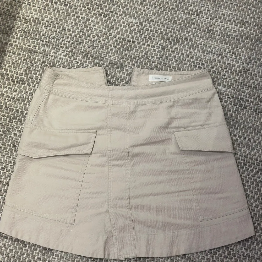 Oanvänt skick. Passar mig som normalt har storlek 38 i kjolar. Isabel Marant är små i storlek. . Hameet.