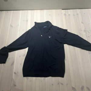 Gant  - Tja! Säljer min riktigt snygga gant tröja i storlek S. Den är köpt på gant för ett år sedan och är i bra skick. Skriv om ni har några frågor mvh Frank 