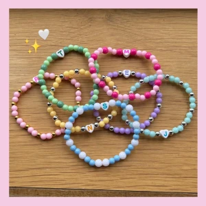 färgglada bokstavsarmband 🩷 - färgglada bokstavsarmband 🩷🍓🌸🤍 35 kr/styck  + 5 kr för att välja storlek själv! Storlek: alla är ca 16,5 cm tillverkade med dubbla elastisk tråd!