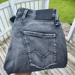 Replay Jeans  - Säljer dessa riktigt snygga replay jeansen! Dom är i storlek 30/32  Dom är sydda imellan benen men är inget som syns vid användning. Har mycket kvar att ge!  Hör av dig vid funderingar!  Köpta på Jeansbolager för 2000kr 