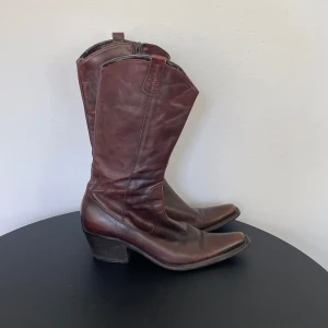 Läderboots - Rödbruna cowboyboots. Made in italy. Används för sällan pga lite förstora. Helt fantastiska.