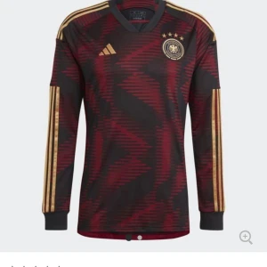 Tyskland bortatröja M - Storlek M. Skicket som nytt, enbart testat tröjan. Nypris 599