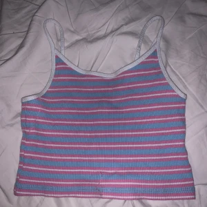 Linne🩵🩷 - Ett fint crop linne, jag upplever storleken ganska liten 🩵🩷