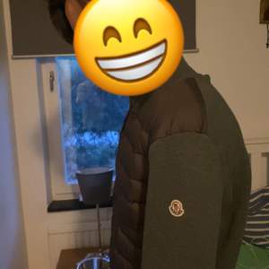 Säljer helt ny moncler cardigan använd en gång o säljer för fen tyvärr blivit för liten o den hsr inga skador helt ny skriv om ni har frågor elr funderingar o kan tänka mig att gå me på byten