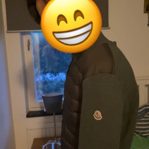 Moncler cardigan - Säljer helt ny moncler cardigan använd en gång o säljer för fen tyvärr blivit för liten o den hsr inga skador helt ny skriv om ni har frågor elr funderingar o kan tänka mig att gå me på byten