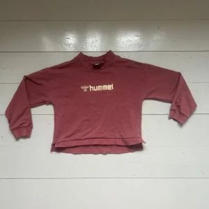 Sweatshirt - Sweatshirt i storlek 128 barn. Från hummel. Använt men bra skick! Köpare står för frakt!