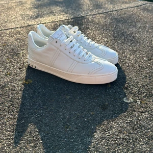 Valentino flycrew  - Tjena! Säljer ett par valentino flycrew i vit färg perfekt för sommaren. Alla nitar är kvar och de är knappt använda. Inga defekter 9/10 skick och det följer med två dustbags! Hör av er vid frågor.