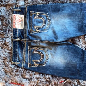 True religion jeans  - Feta trueys Billy big T, iprincip nyskick lite sliten på bakfickan (bild 4) inget som syns. Storlek 34 baggy eller straight beror lite på! 