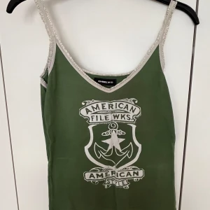 Coolt linne  - så fint spets linne med nice tryck framtill ⭐️ kontakta mig om ni har några frågor jag svarar så fort jag ser notisen! 