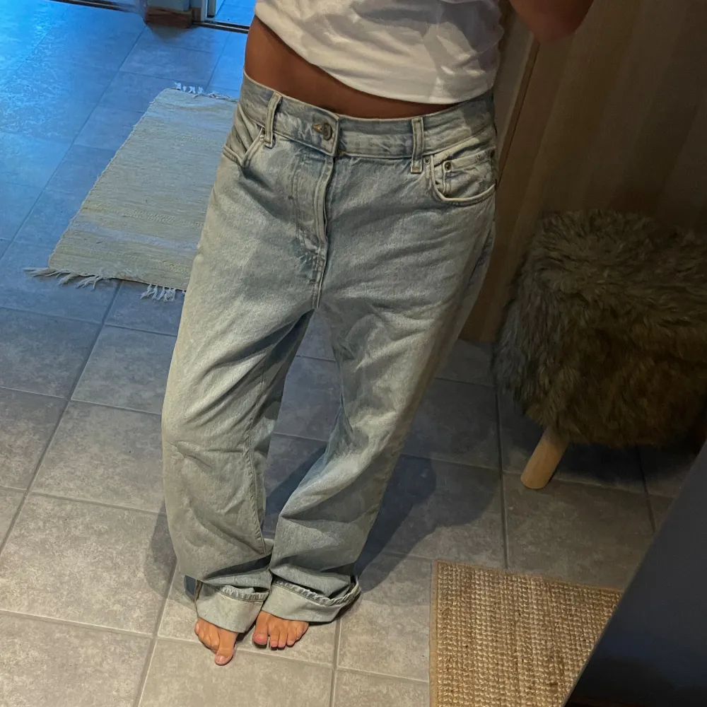 As coola baggy jeans från zara❤️😁Jag är 164 och dom är lite långa på mig menings problem om man viker upp ☺️☺️. Jeans & Byxor.