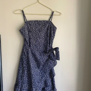 Klänning - Marinblå sommarklänning🌸 är i bra skick och nästan aldrig använd men det kan förekomma lösa trådar som dock inte är så synliga🥰 är i stl 152 men passar även xxs💕skriv om du har några frågor!💕