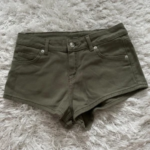 Jeansshorts - Jättefina shorts från hm som köptes förra sommarn och använda fåtal gånger. De är som nya! Kom privat vid frågor💓