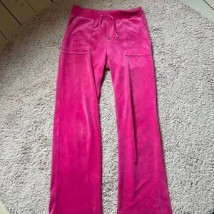 Juicy Couture Byxor - Kollar intresset för mina Juicy Couture Del ray Pocket pant. Köpta för 1200kr på nelly i våras. Använda sparsamt, är pyttelite missfärgade allra längst ner men inget men tänker på.  Är i färgen Raspberry💓