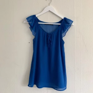 Blå kortärmad blus - Tunt tyg.