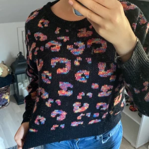 Färgglad leopard tröja - Jätteskön o söt men lite för kort för min smak 💞
